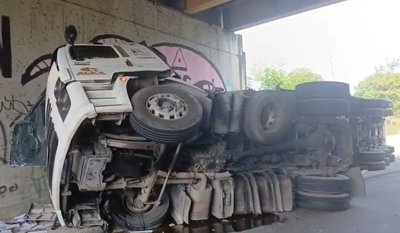 Carreta tomba em viaduto na zona norte de Manaus e interdita via