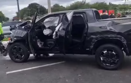 Colisão entre picape e carro deixa cinco pessoas feridas na Avenida Coronel Teixeira, em Manaus