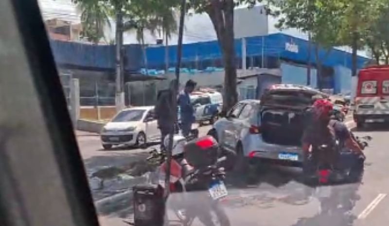 VÍDEO: carro bate em árvore de canteiro na avenida Rodrigo Otávio em Manaus VÍDEO: carro bate em árvore de canteiro na avenida Rodrigo Otávio em Manaus