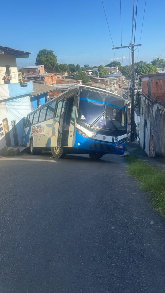 Ônibus atinge parede de casa na zona centro-sul de Manaus Ônibus atinge parede de casa na zona centro-sul de Manaus