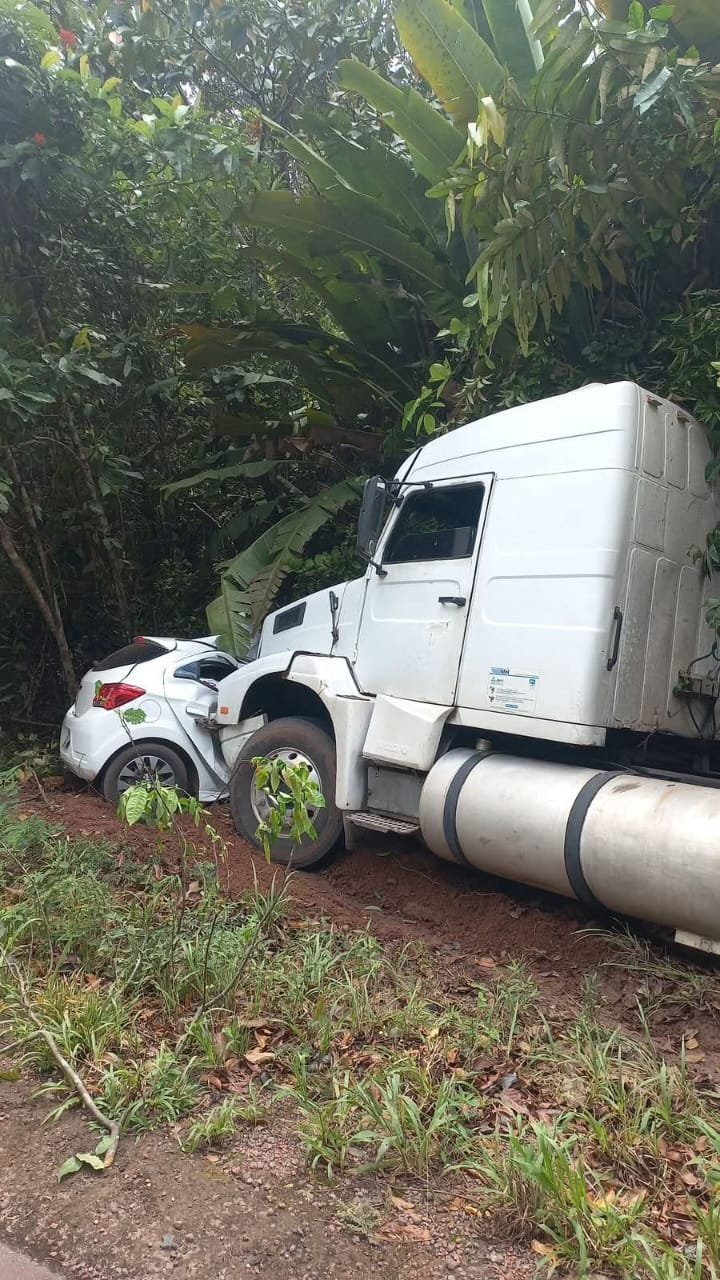 ACIDENTE FATAL: mulher desvia de buraco e colide com carreta na BR-174 ACIDENTE FATAL: mulher desvia de buraco e colide com carreta na BR-174