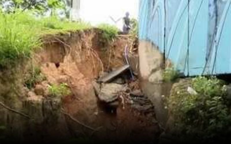 Barranco cede e causa erosão na cabeceira da Ponte dos Bilhares em Manaus