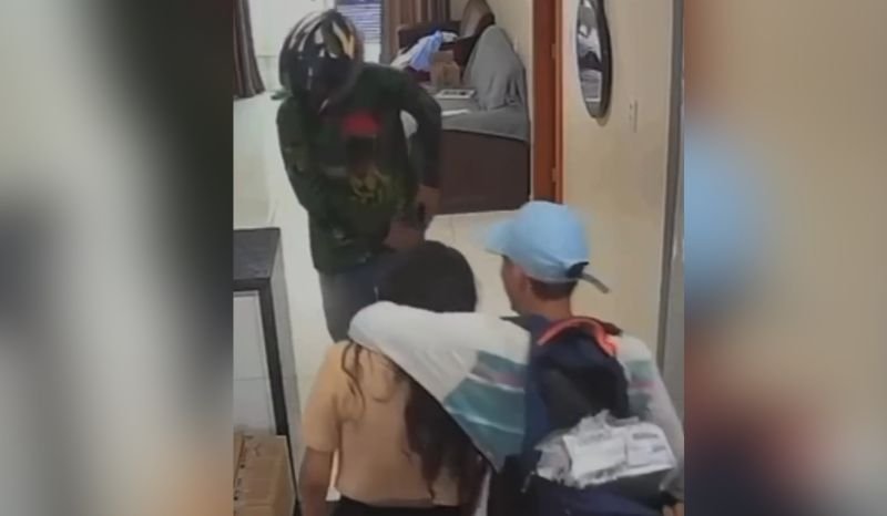 Criminosos invadem casa, ameaçam moradora e roubam caixas de medicamentos para emagrecer em Manaus; VÍDEO