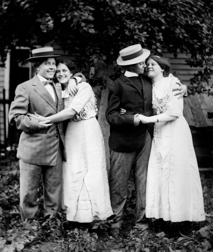 Mulheres vestidas com trajes considerados masculinos e femininos em ensaio fotográfico, 1912.
