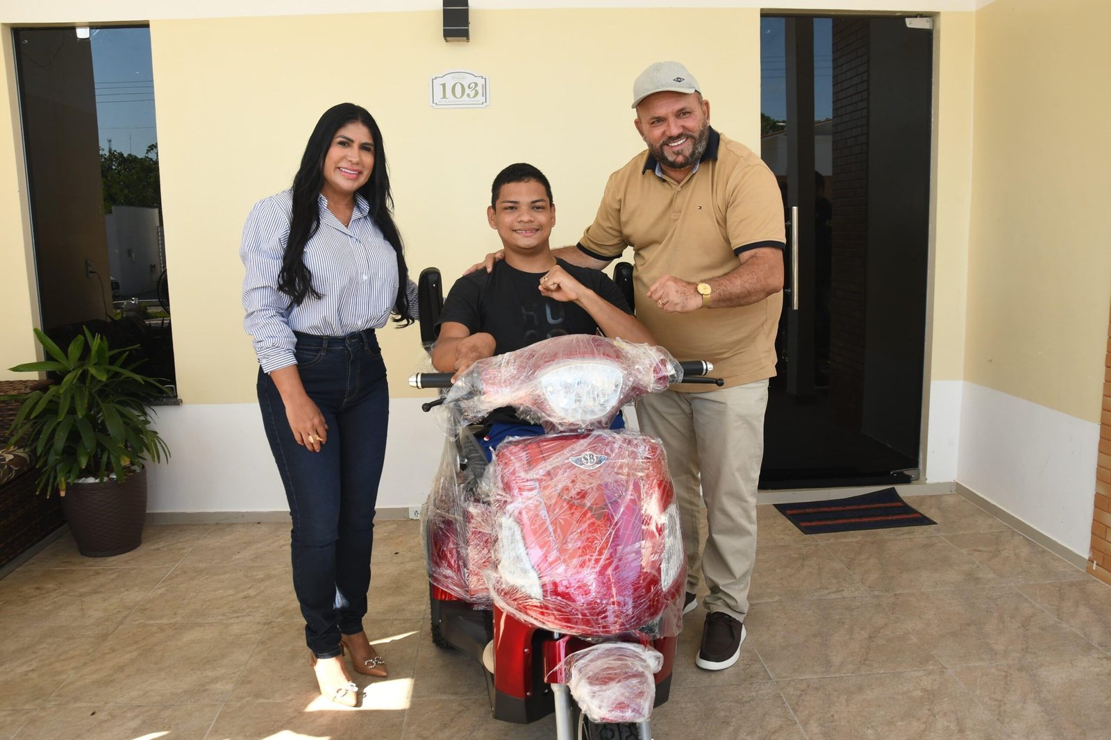 Prefeito Nicson Marreira Prefeitura de Tefé entrega triciclo adaptado ao jovem Lucas com apoio do Senador Eduardo Braga