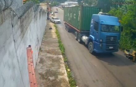 Vídeo mostra momento em que carreta desgovernada atinge casa; VEJA