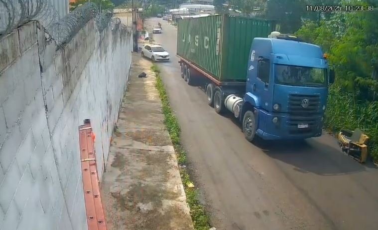 Vídeo mostra momento em que carreta desgovernada atinge casa; VEJA