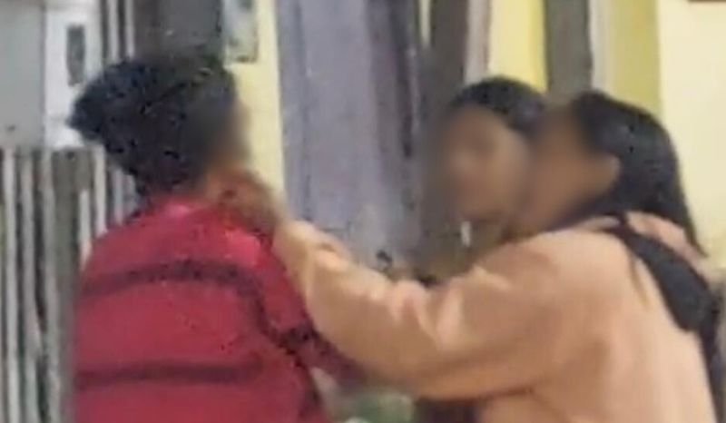 Vídeo mostra mulher sendo agredida por outras a mando de traficantes no AM Vídeo mostra mulher sendo agredida por outras a mando de traficantes no AM