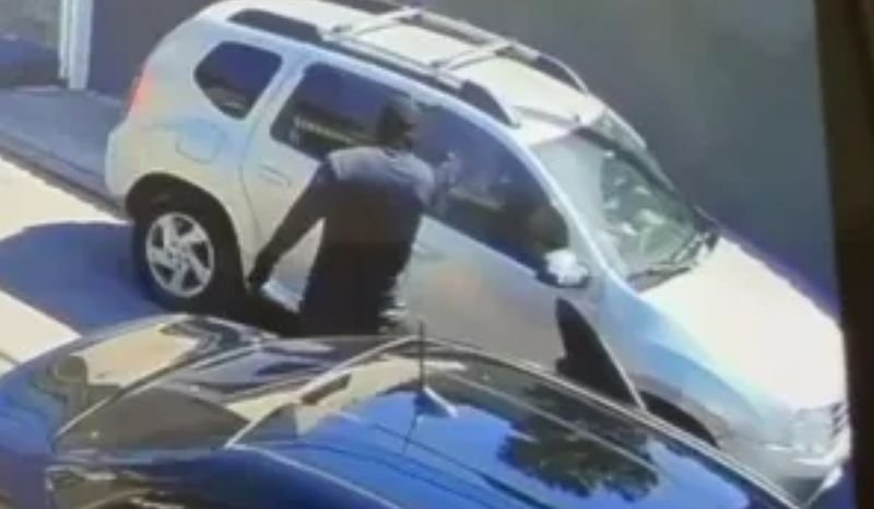 VÍDEO: mulher é alvo de 10 tiros à queima-ropupa em tentativa de execução VÍDEO: mulher é alvo de 10 tiros à queima-ropupa em tentativa de execução