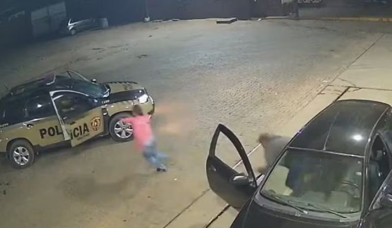 Foto: Reprodução VÍDEO: mulher estuprada e sequestrada ‘salta’ de carro do ex para pedir ajuda