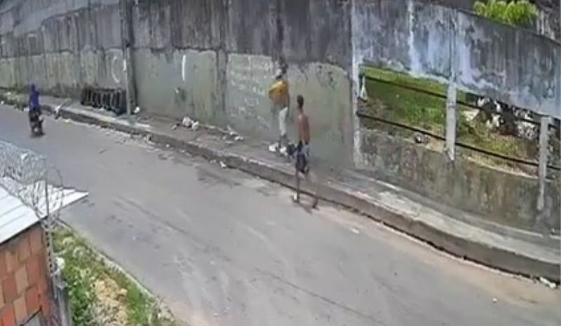 Câmeras flagram momento em que homem é baleado ao entrar em ‘boca de fumo’ no Crespo, Zona Sul de Manaus