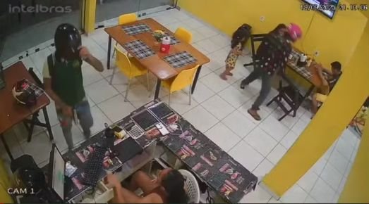 Dupla armada assalta pastelaria e rende clientes, incluindo criança, na Zona Norte de Manaus