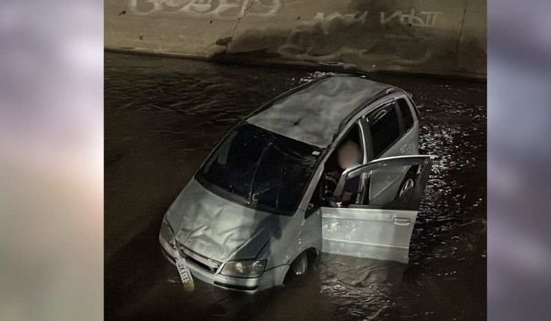 Motorista escapa ileso após carro despencar em igarapé na Avenida Brasil, em Manaus