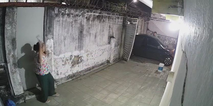 Vídeo: Criminoso invade garagem de casa e aterroriza família em assalto filmado no Japiim Vídeo: Criminoso invade garagem de casa e aterroriza família em assalto filmado no Japiim
