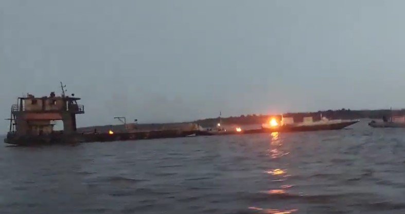 Ataque de Piratas a Balsas de Combustível no AM Termina em Incêndio de Grandes Proporções Ataque de Piratas a Balsas de Combustível no AM Termina em Incêndio de Grandes Proporções