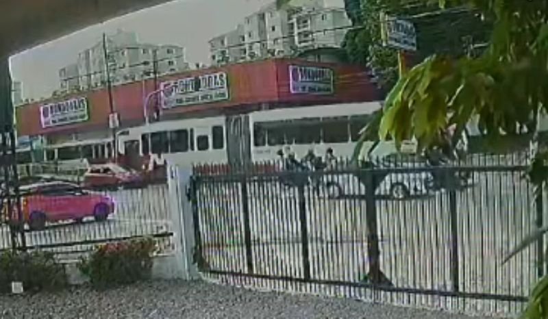 Câmera flagra acidente entre moto e ônibus que mata jovem de 22 anos na Zona Norte de Manaus Câmera flagra acidente entre moto e ônibus que mata jovem de 22 anos na Zona Norte de Manaus