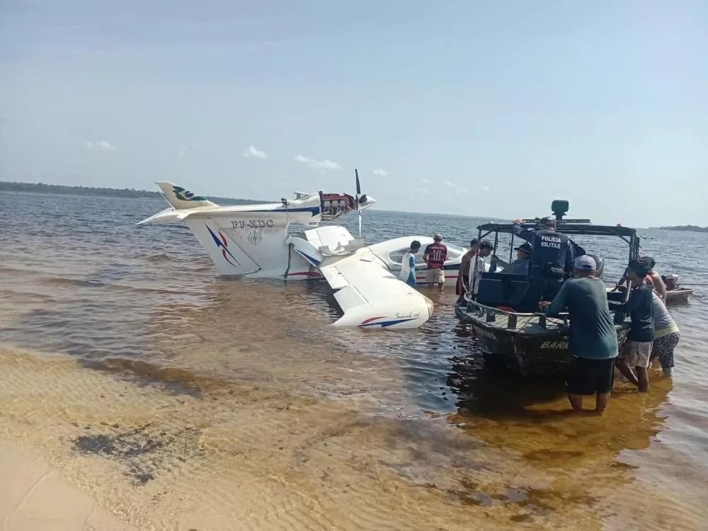 Aeronave caiu nas águas do rio Andirá - Foto: Divulgação Piloto sobrevive a queda de avião monomotor em rio no interior do AM; assista aos vídeos