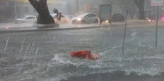 Forte chuva causa alagamentos em pontos de Manaus Temporal causa alagamentos em Manaus
