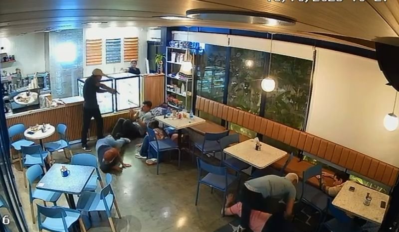 Dupla armada rende clientes e assalta cafeteria na Zona Centro Oeste de Manaus Terror em cafeteria de Manaus: vítimas ficam na mira de dupla armada