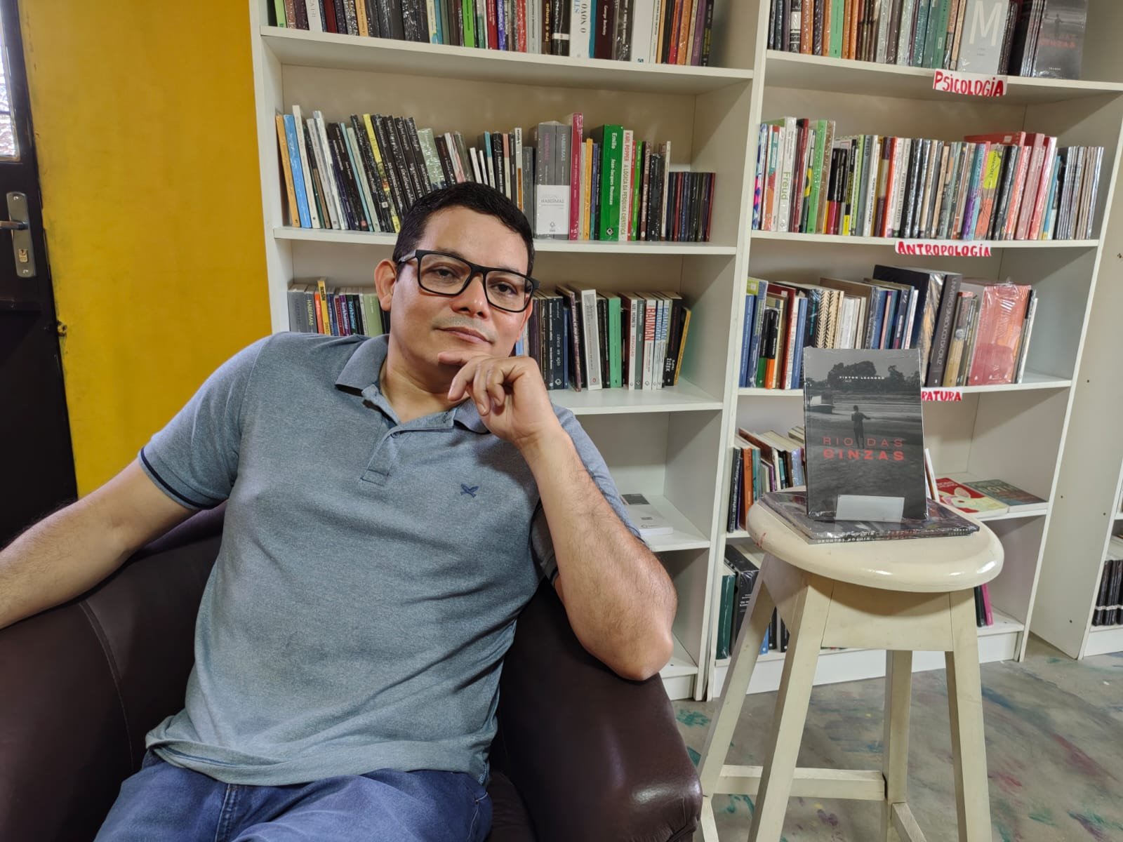 Três livros distintos para três fatos tristes: um olhar às obras de Victor Leandro