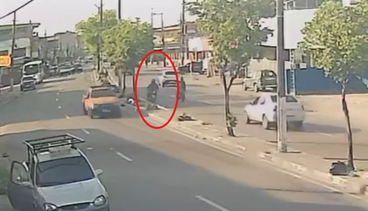 VÍDEO: motociclista que morreu na zona leste teria sofrido mal súbito VÍDEO: motociclista que morreu na zona leste teria sofrido mal súbito