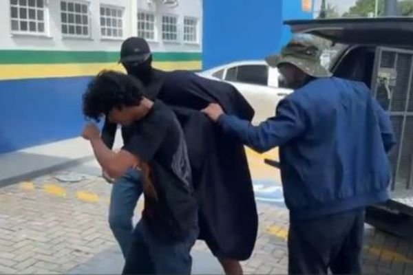 Homem é preso e adolescentes apreendido suspeitos de abuso sexual contra menor Vítima de estupro coletivo em Manaus conheceu agressor pelas redes sociais, diz polícia