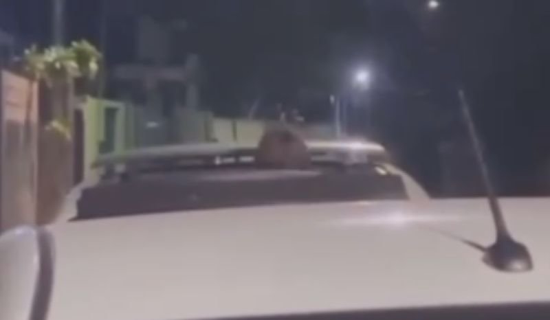 Casal é flagrado em momento íntimo dentro de carro