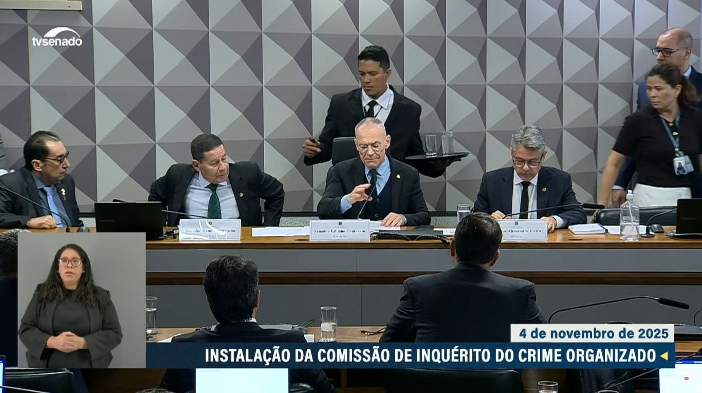 A CPI do Crime Organizado aprovou o plano de trabalho do relator, Alessandro Vieira (MDB-SE), e o convite a ministros do governo Lula e 11 governadores, incluindo Tarcísio de Freitas (Republicanos-SP) e Cláudio Castro (PL-RJ), origem das maiores facções. - Foto: print/YouTube CPI do Crime Organizado chama dois ministros e 11 governadores