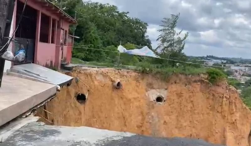 Cratera que matou líder comunitária em Manaus continua ameaçando famílias; auxílio é considerado insuficiente