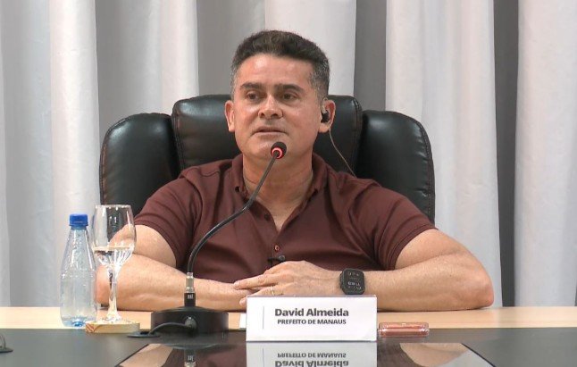 Em coletiva controlada, prefeito de Manaus contradiz documentos ao se explicar sobre investigações