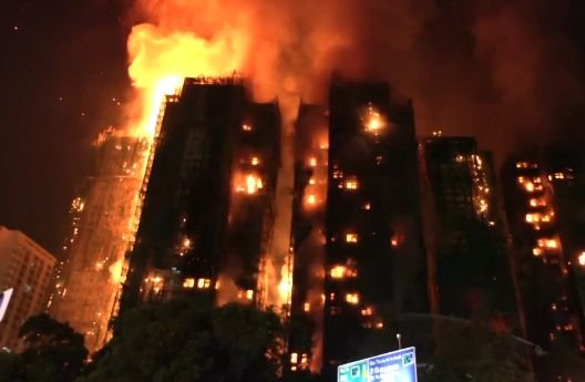 Incêndio em complexo de arranha-céus deixa ao menos 36 mortos em Hong Kong