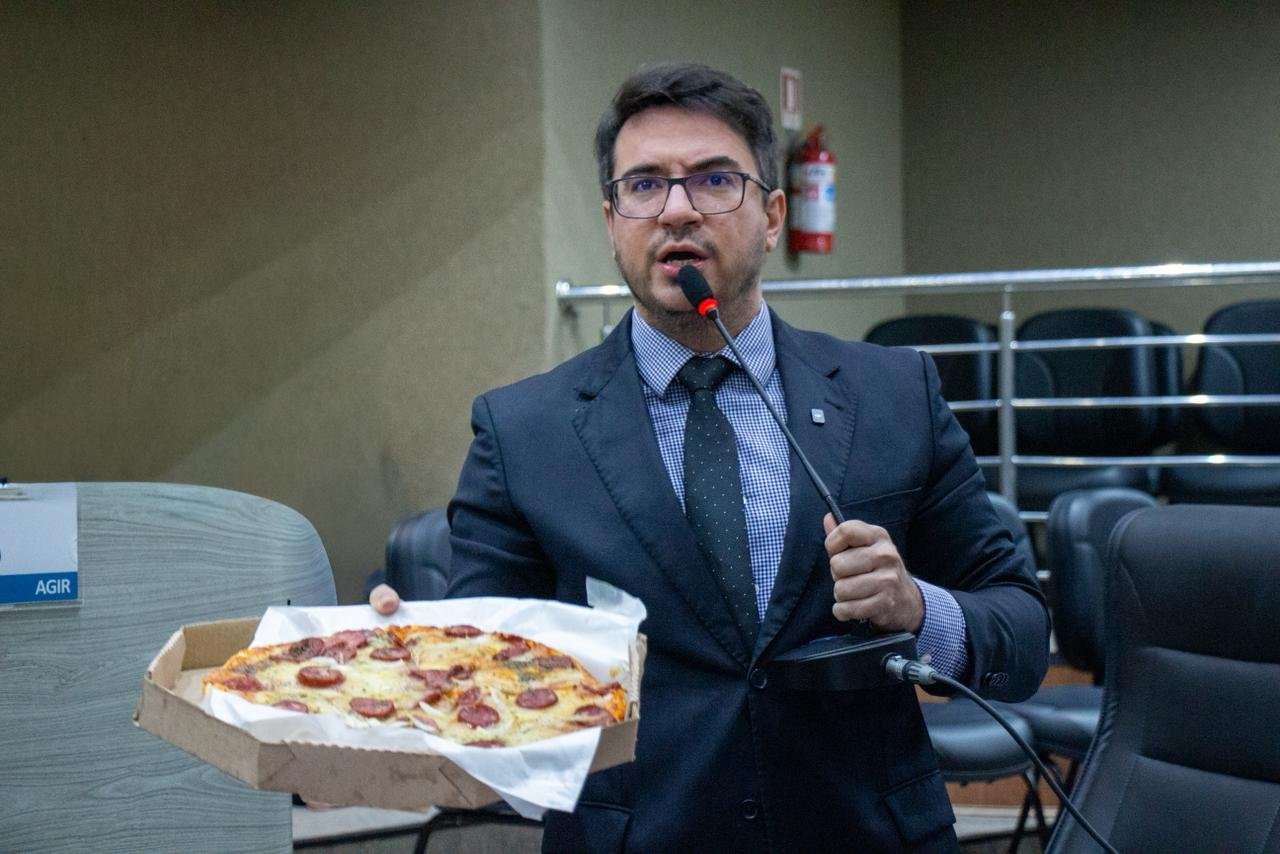 Segurando uma pizza, Rodrigo Guedes cobra votação sobre cassação de Bual Foto: print/YouTube
Prisão de vereador Bual completa um mês sem ação da Câmara de Manaus; vereador Rodrigo Guedes leva pizza ao plenário em protesto