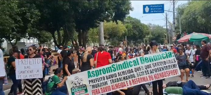 Professores em greve protestam contra reforma da previdência em frente à Prefeitura de Manaus