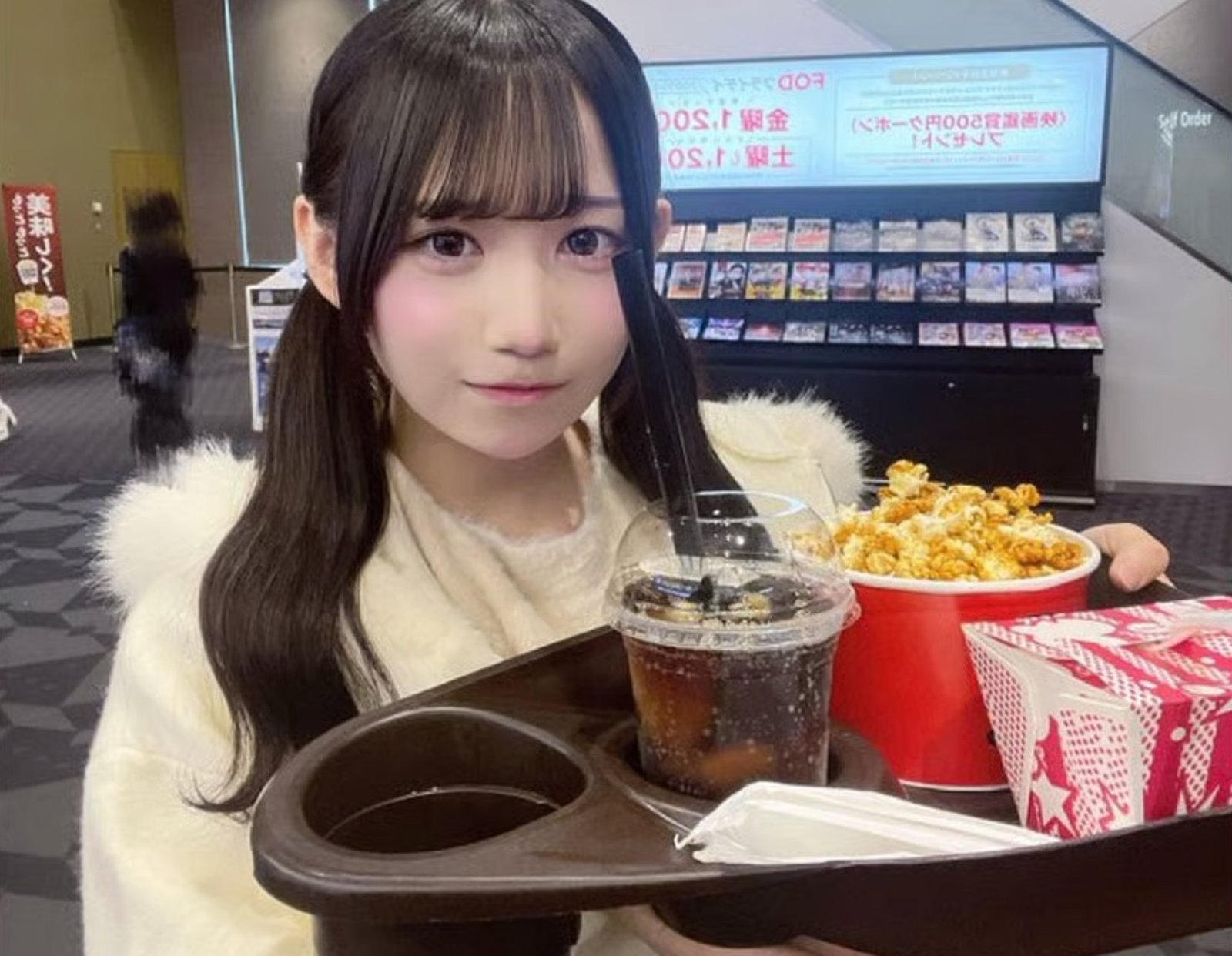 Jovem é expulsa de banda japonesa após reflexo em copo de refrigerante revelar possível acompanhante