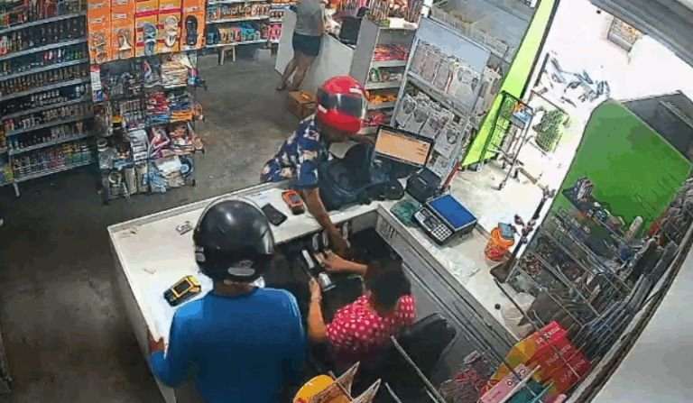Assaltantes invadem mercadinho em Manaus e rendem funcionária e clientes; ação foi filmada