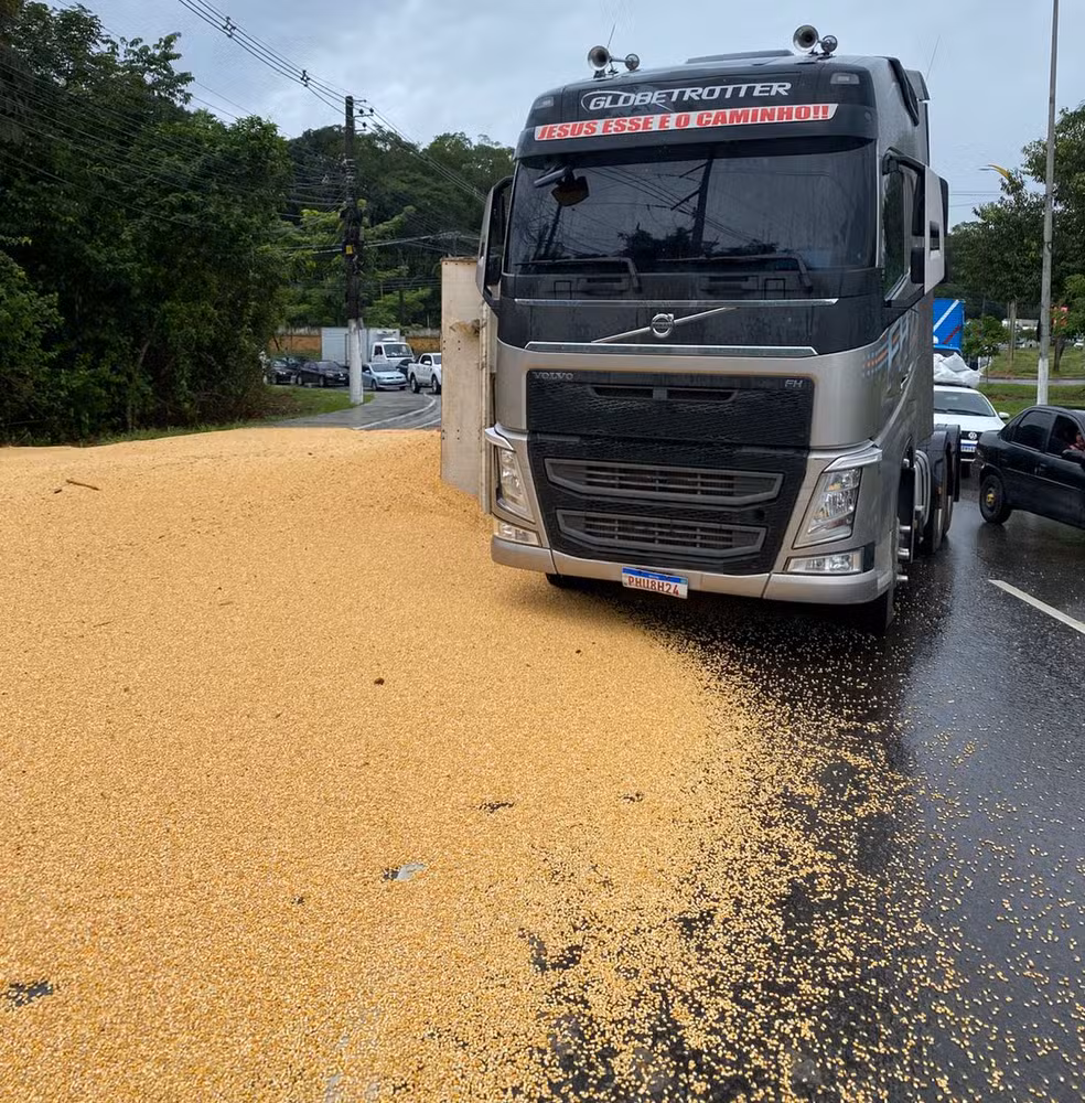 Caminhão com 28 toneladas de milho tomba e interdita avenidas no Tarumã, em Manaus