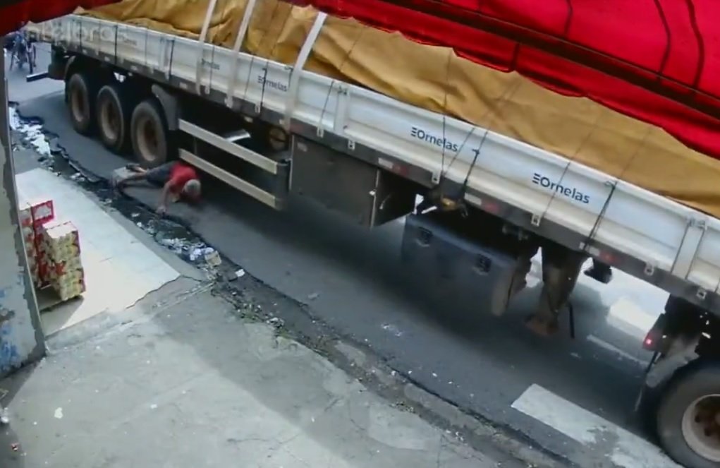 Idoso quase é esmagado por carreta após cair durante manobra no bairro Nova Esperança, em Manaus
