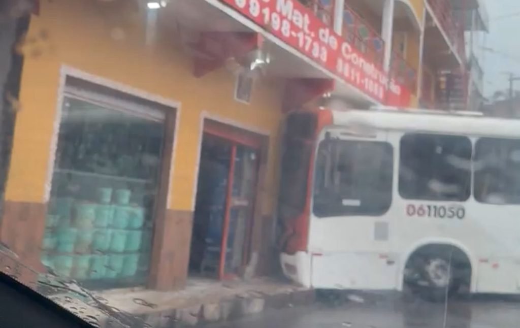 Ônibus desgovernado invade loja de construção em Manaus durante chuva