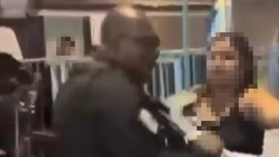 PM agride mulher de 65 anos com coronhada de fuzil na Baixada Fluminense; policial é afastado