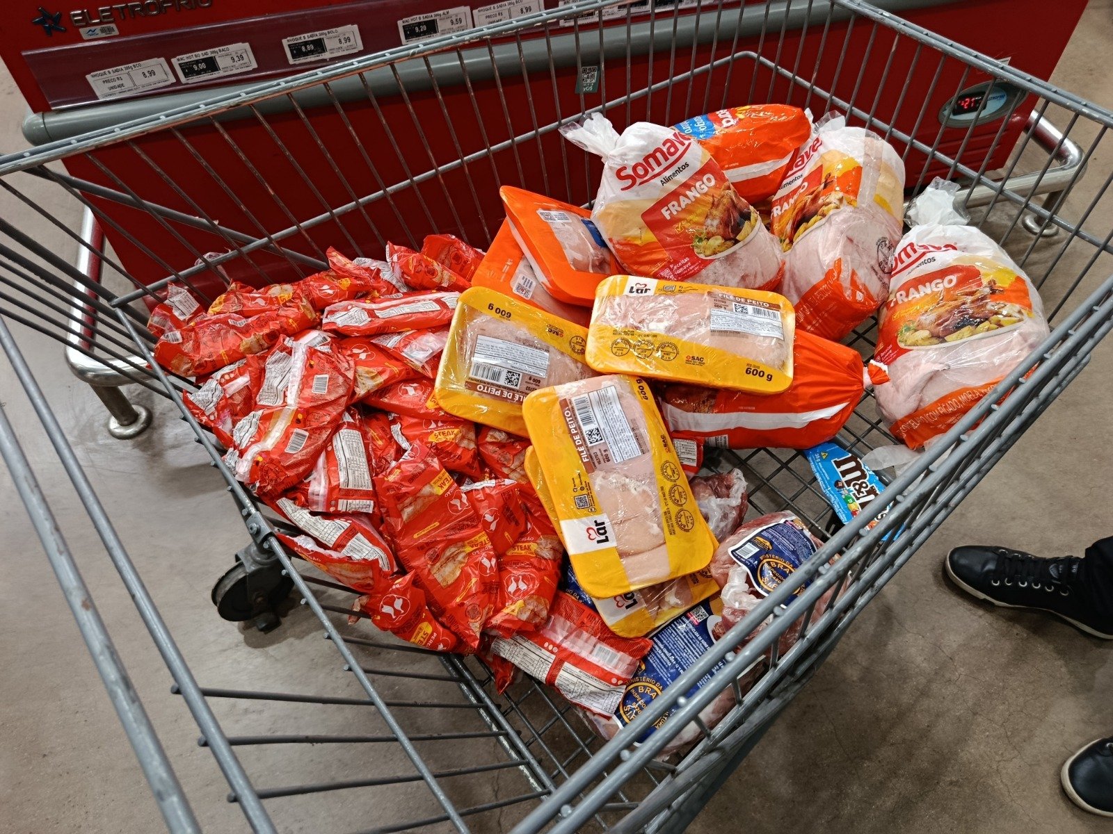 Supermercado em Manaus é autuado por vender cerca de 35 quilos de carnes de frango vencidas