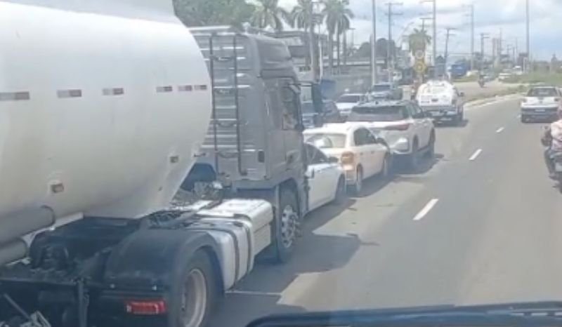 Acidente com cinco veículos trava trânsito na Av. Torquato Tapajós