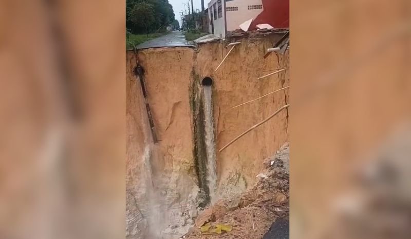 Cratera Avança e “Cachoeira” de Esgoto Ameaça Casas em Manaus; Mesmo Fenômeno Já Causou Morte em 2025