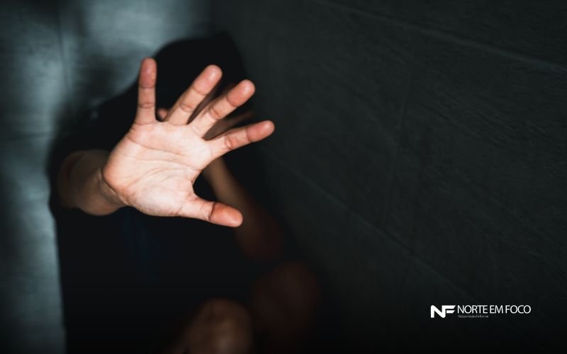 Ex-marido tenta matar mulher de 16 anos atropelando-a com caminhão após crise de ciúmes