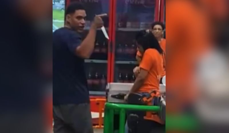 Homem ameaça funcionária com faca dentro de supermercado em Manaus; cenas de terror são registradas em vídeo