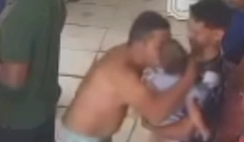 Homem beija criança sem permissão e provoca reação violenta do pai em comércio de Araguatins; vídeo repercute