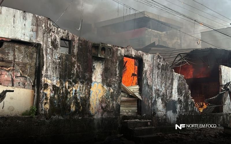 Incêndio atinge fábrica de estofados no bairro São Francisco, em Manaus