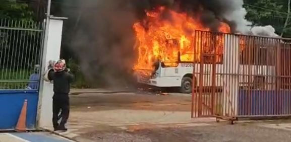 Ônibus do transporte público é destruído por incêndio de grandes proporções no Tarumã, em Manaus