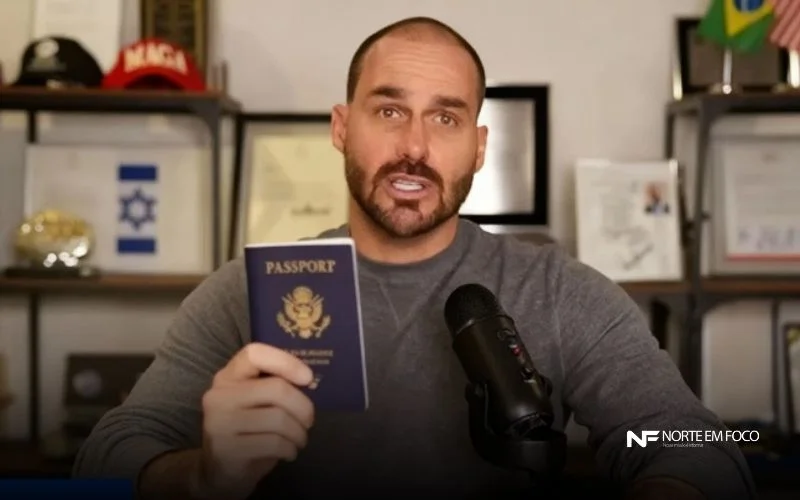 Eduardo Bolsonaro (Foto: Redes sociais, IA Neo) PF determina retorno imediato de Eduardo Bolsonaro ao cargo de escrivão após cassação de mandato