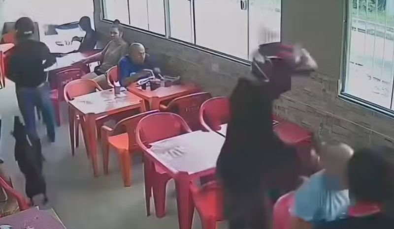 VÍDEO: Motociclistas armados invadem restaurante no Rio e assaltam clientes