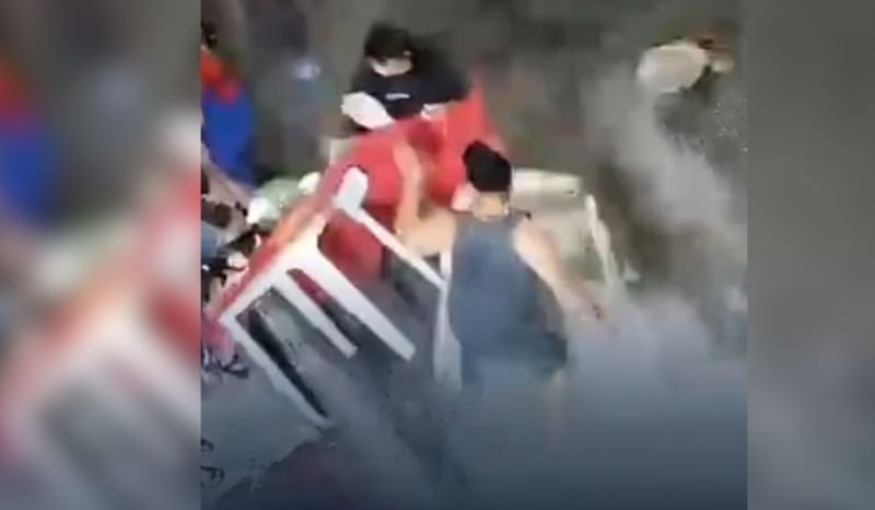 Uma segunda gravação já mostra uma outra briga e o momento que a mulher inicia um bate-boca com o vizinho VÍDEO: Vizinho agrediu mulher em banca de churrasco semanas antes de assassinato em Manaus